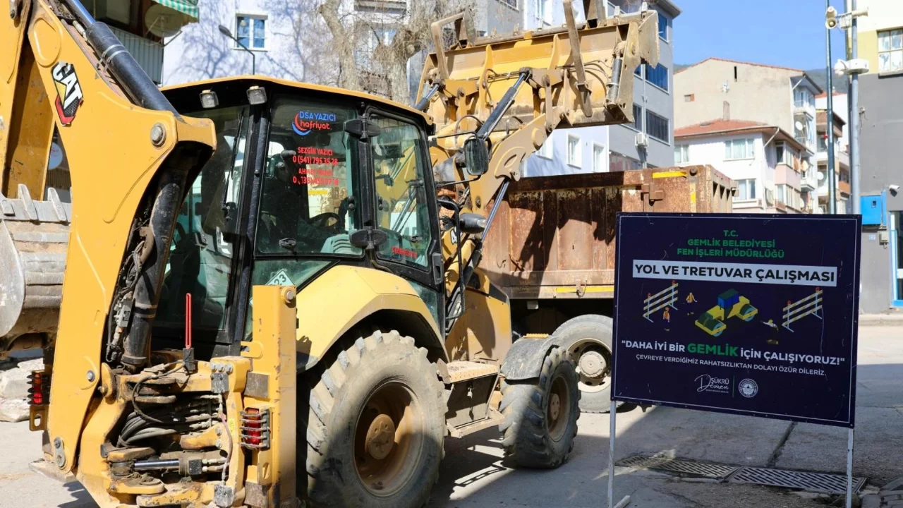 Gemlik Belediyesi, Alemdar Caddesi'nde kaldırım düzenleme çalışmalarına başladı