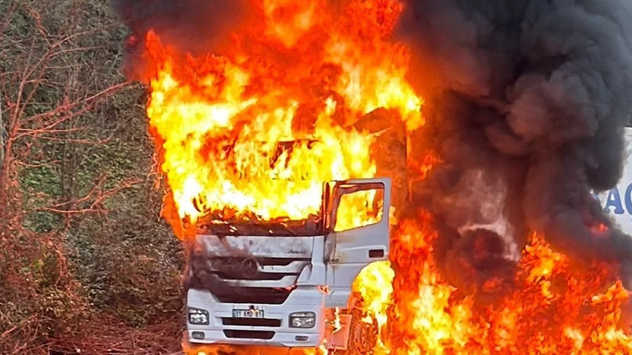 Rize'de arızalanan tır alevlere teslim oldu