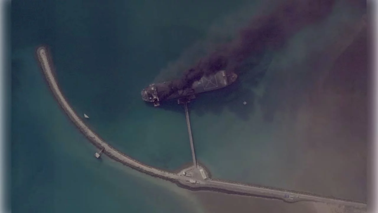 Uydu görüntüleri ortaya çıkardı: İran'a ait savaş gemileri yanıyor