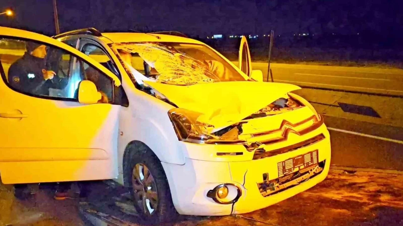 Aksaray'da otomobil yayaya çarptı: 1'i ağır 2 yaralı