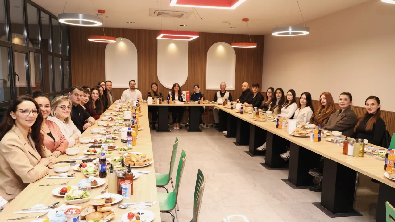 Osmangazi'de girişimci adayı öğrenciler işi mutfağında öğreniyor