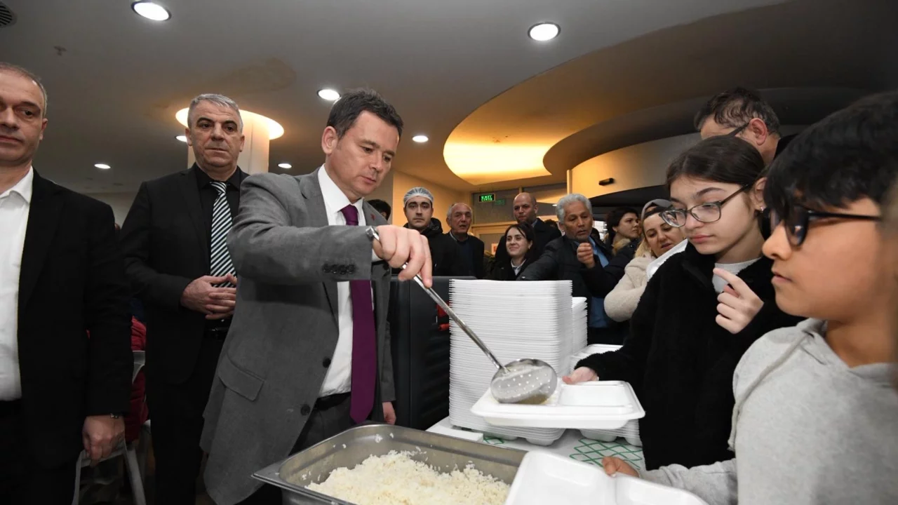 Osmangazi Belediye Başkanı Erkan Aydın, yüzlerce yürekle aynı sofrayı paylaştı