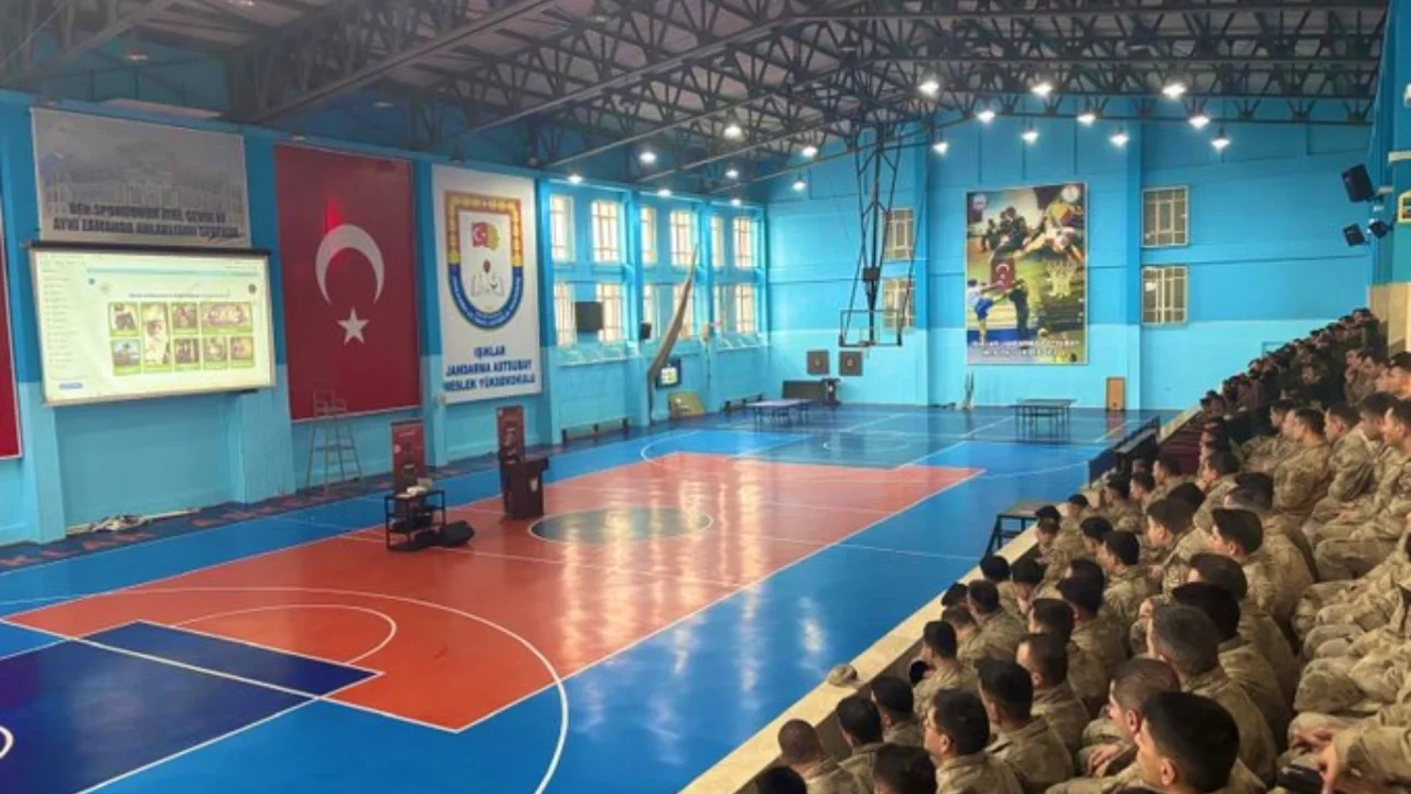 Bursa'da Jandarma öğrencilere narkotik eğitimi verdi