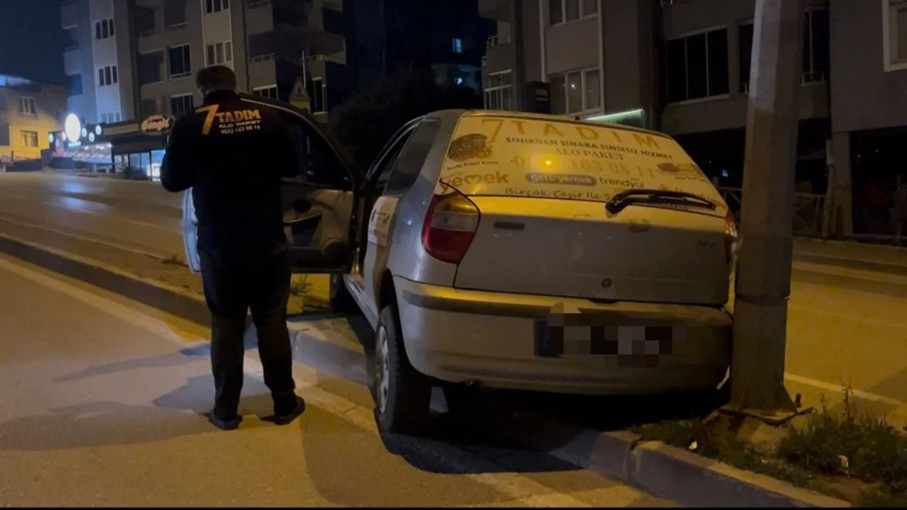 Bursa'da park ettiği otomobil bir anda geri kaçtı, direğe çarparak durabildi