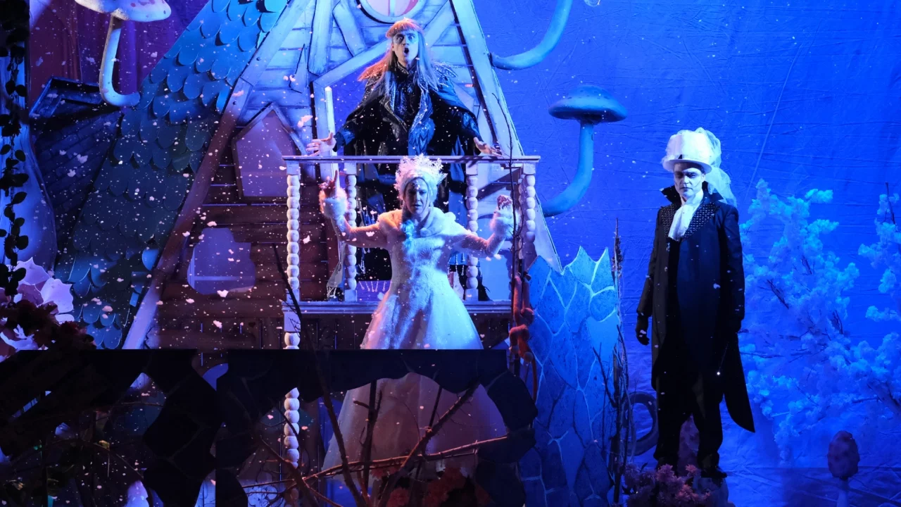 Bursa Devlet Tiyatrosu'nda "Bencil Dev" oyununun prömiyeri gerçekleştirildi