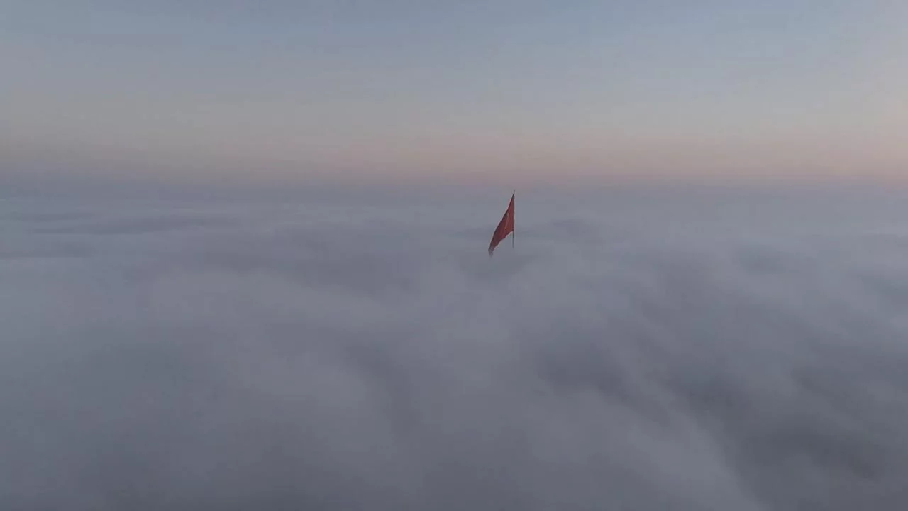 İstanbul'da boğaz ve tarihi yapılar sis altında kaldı