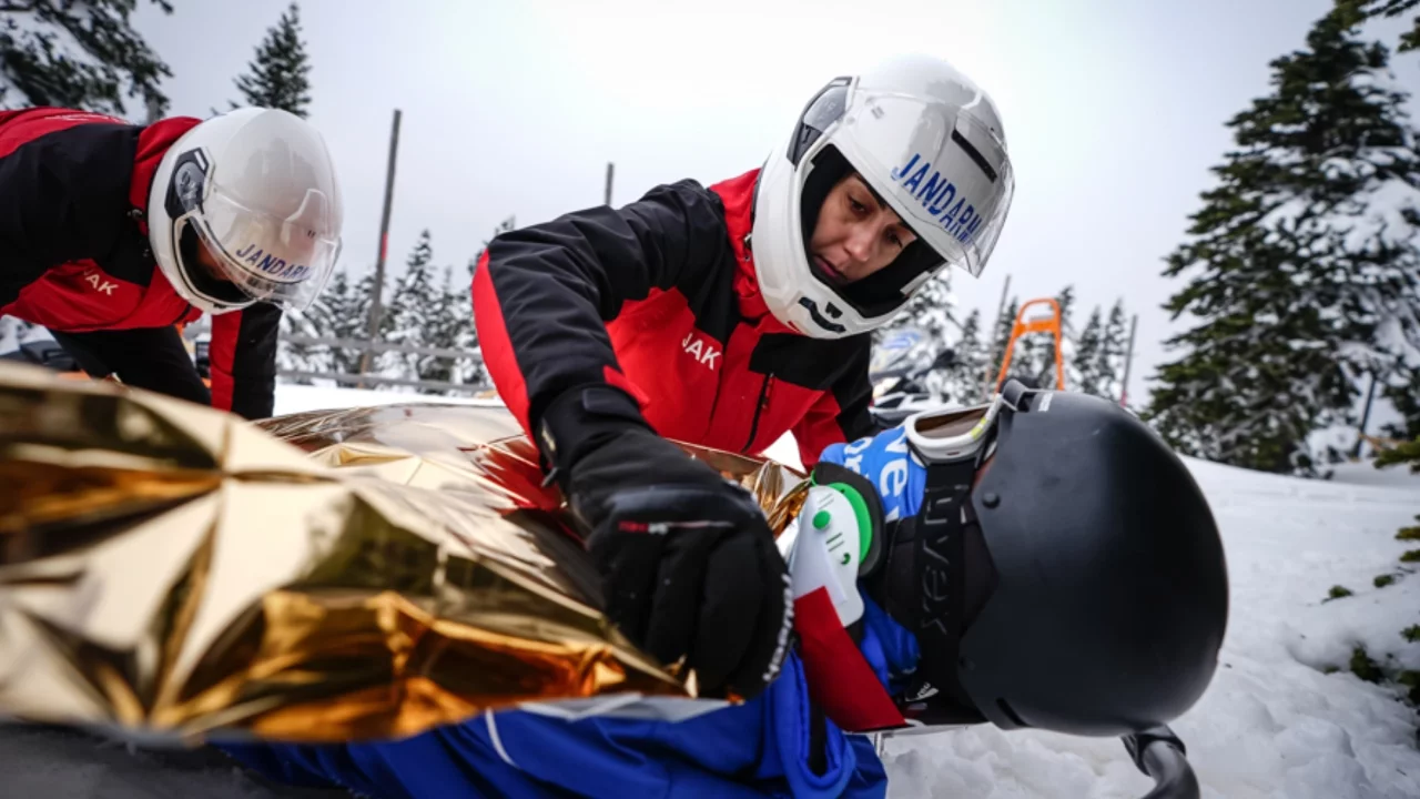 Uludağ'da zirvenin tek kadın JAK personeli görevlerde yer alıyor