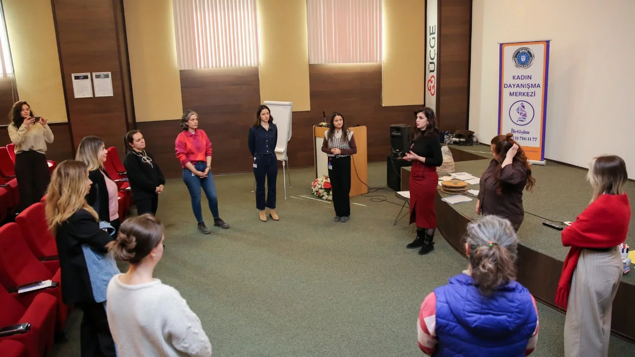 Bursa'da ÜÇGE fabrikasında çalışan kadınların katılımıyla 'Hak Çemberi Atölyesi' düzenlendi