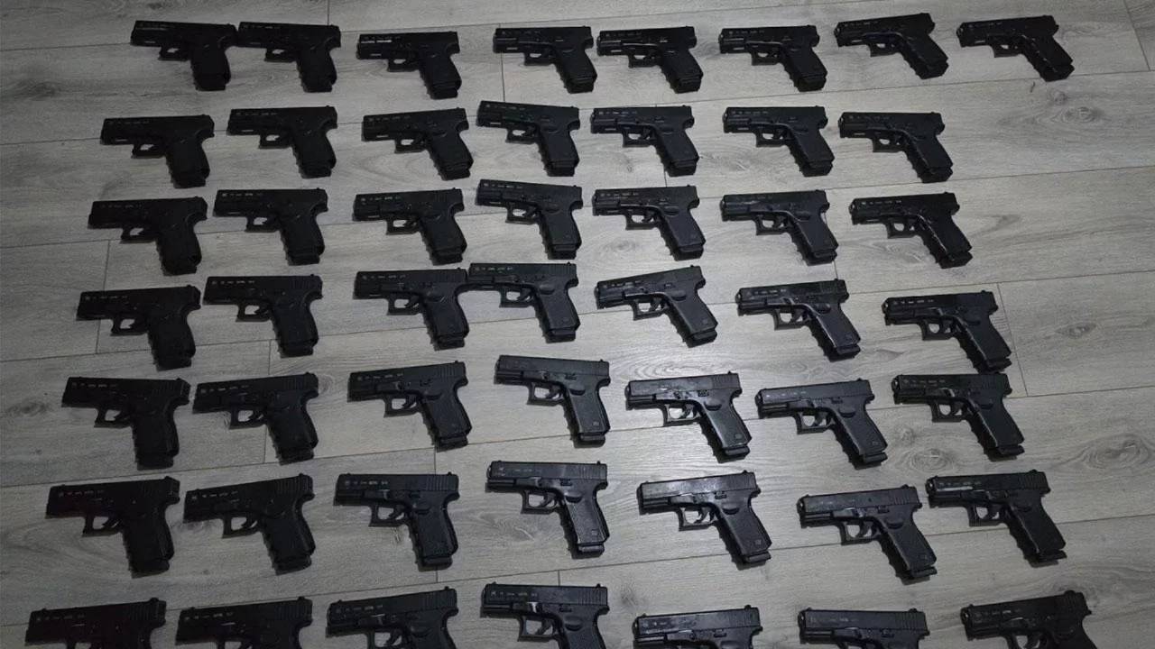 İstanbul'da bir eve düzenlenen operasyonda 50 tabanca ele geçirildi