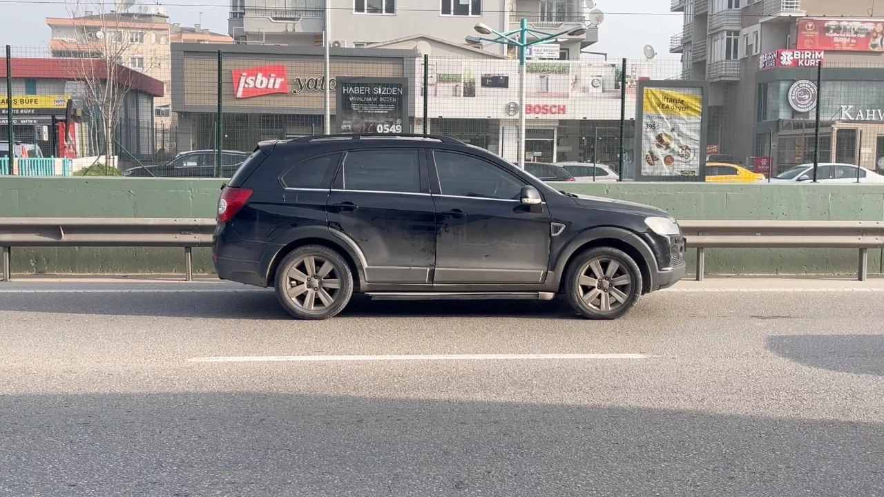Bursa'da bir sürücü cipi oto yolun sol şeridine kilitleyip gitti