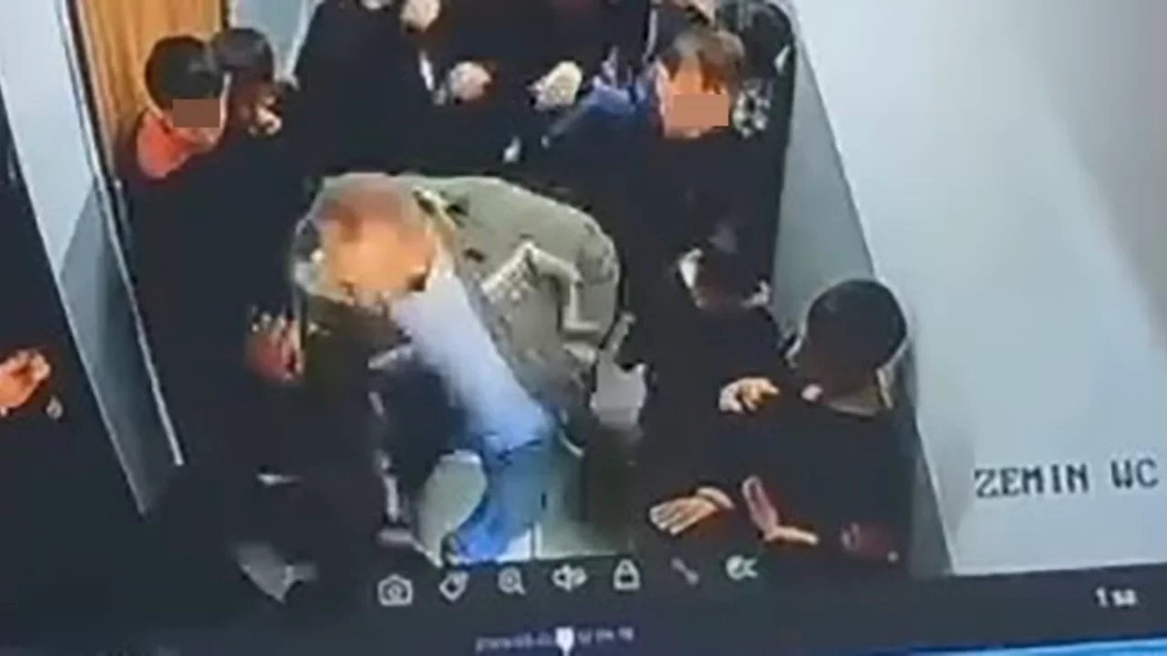 Çocuğuna kartopu atan öğrenciyi koridorda darp etti