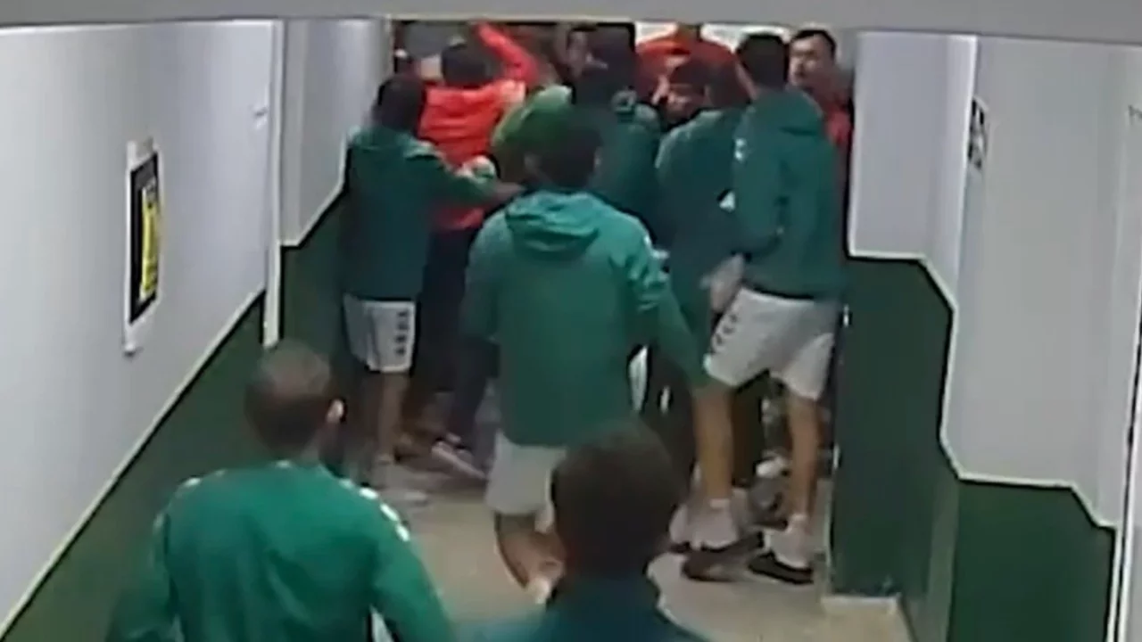 Maç öncesi ortalık karıştı: Futbolcular kramponlarla darp edildi