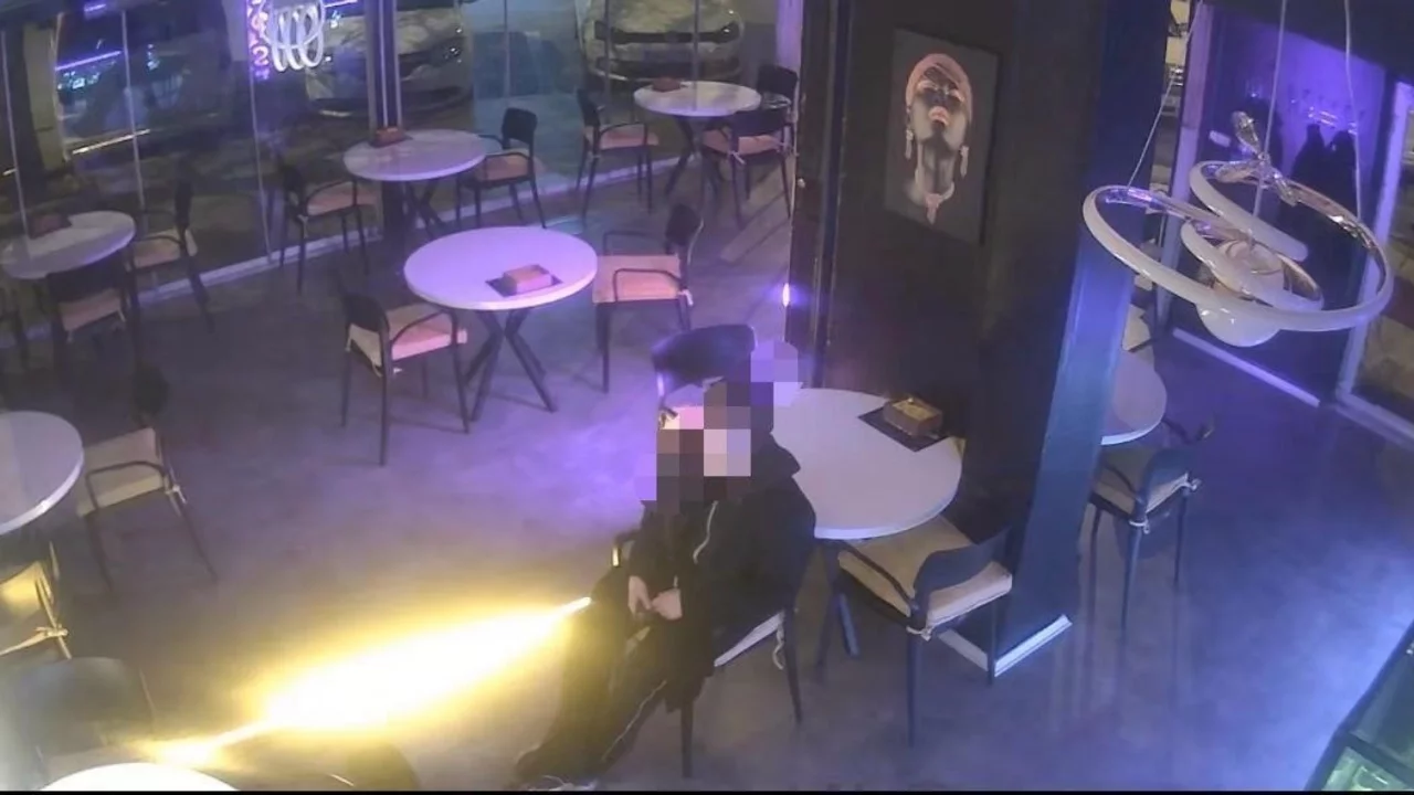 Hırsızlık için girdiği kafede ısındı, yemek yedi