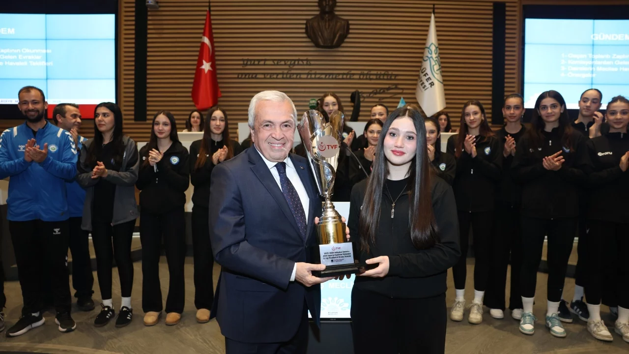 Nilüfer Belediyespor'un genç sporcuları başarılarını belediye meclisinde paylaştı