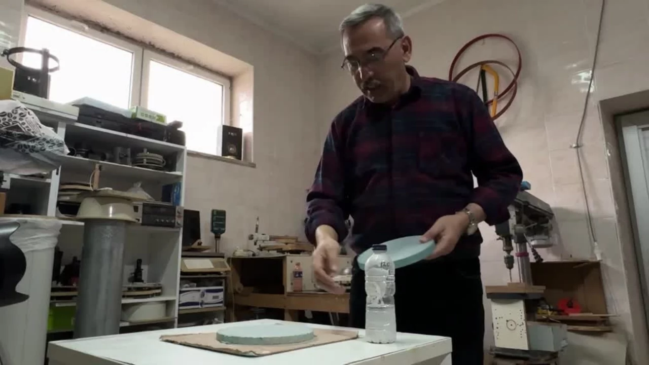 Bursa'da emekli öğretmen 20 yıldır ince hesaplamalar ve zorlu el işçiliği isteyen teleskopları üretiyor