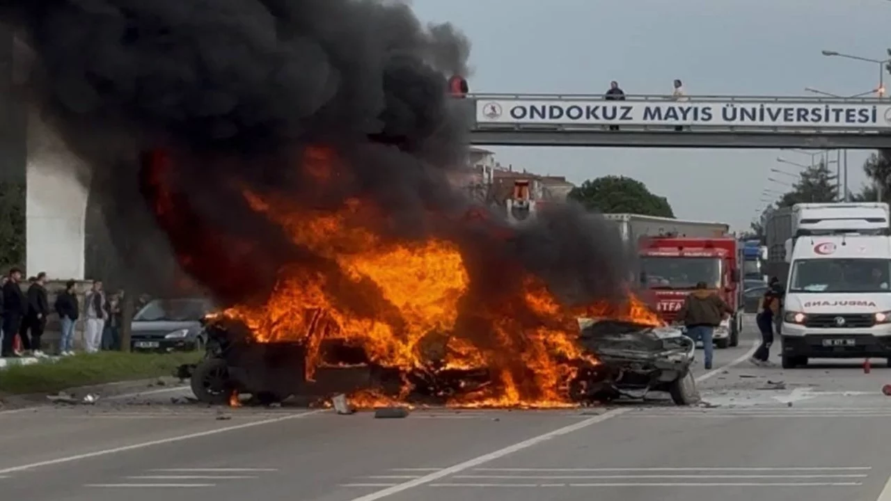 Samsun'da zincirleme kaza: 3 otomobil alev alev yandı, 4 yaralı