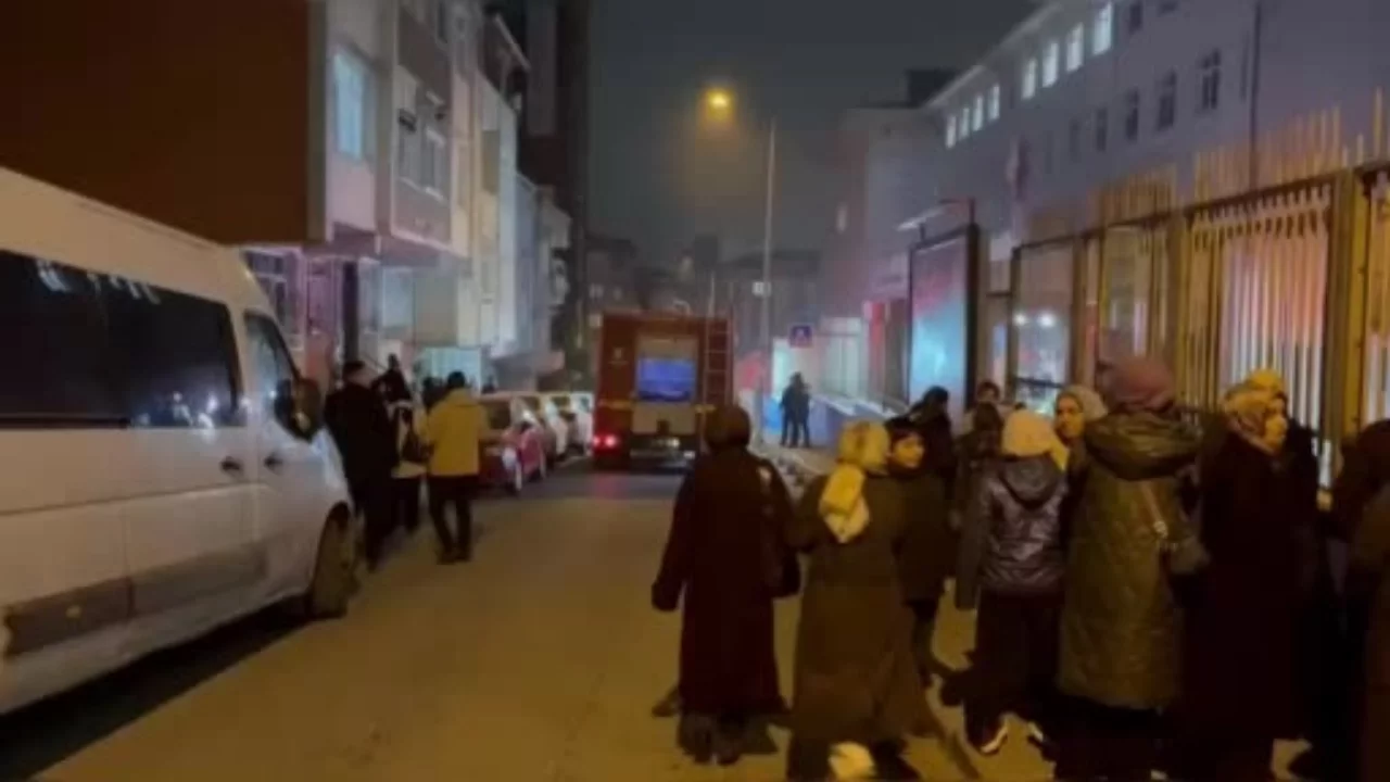 İstanbul Bağcılar'da okulda çıkan yangını itfaiye ekibi söndürdü