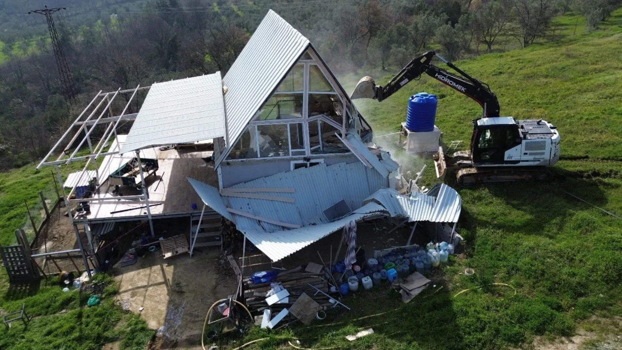 İznik'te tarım arazisindeki 'tiny house'lar yıkıldı