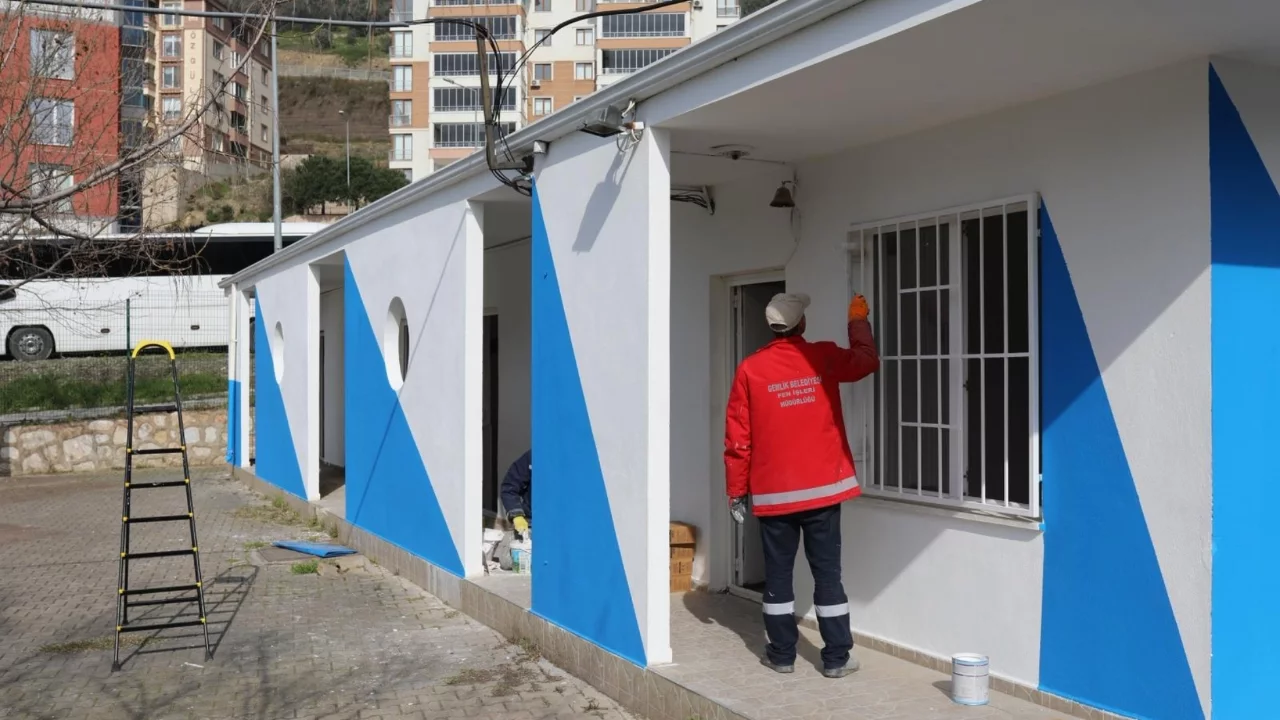 Gemlik'te halı sahalar yenileniyor