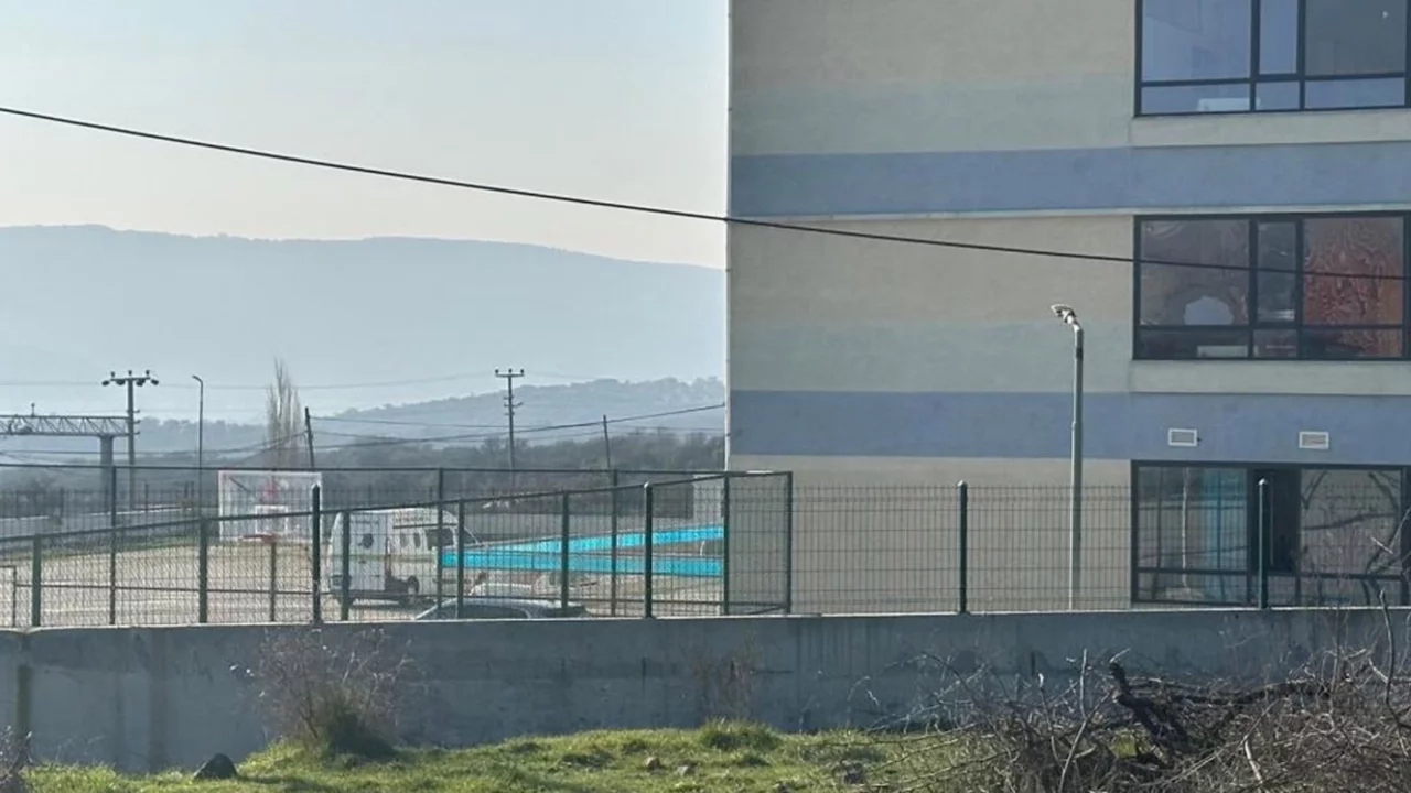 Lise öğrencisi okulun 3. katından atlayarak hayatını kaybetti