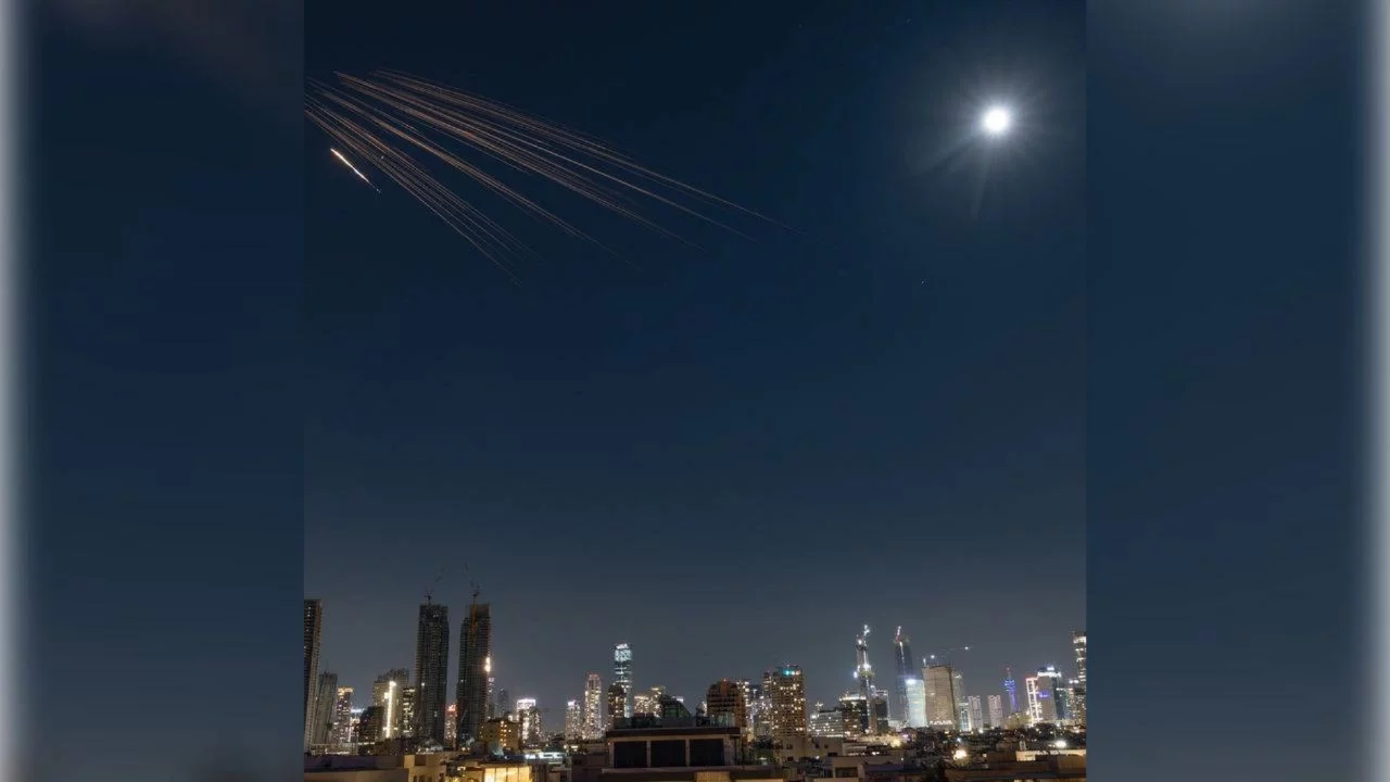 İsrail alarmda: İran'dan İsrail'e balistik füze yağmuru