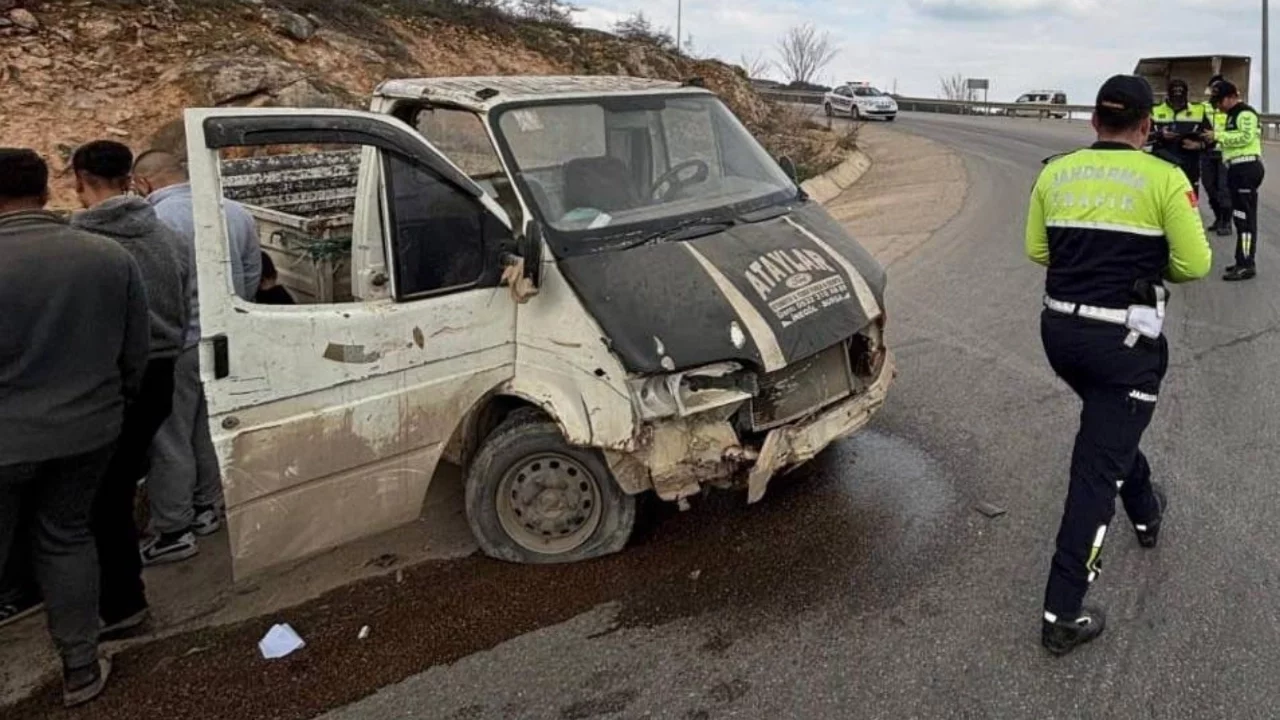 Bursa'da kamyonet yoldan çıktı: Sürücü yaralandı