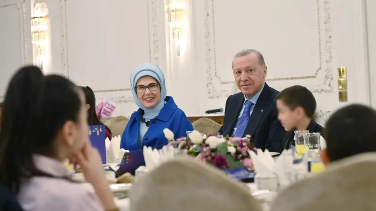 Cumhurbaşkanı Erdoğan, çocuklarla iftarda bir araya geldi
