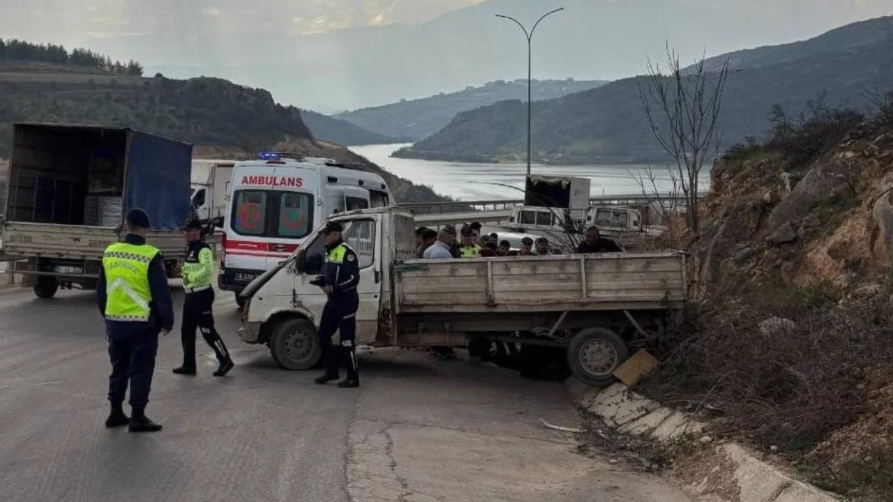 Bursa kontrolü kaybeden kamyonet yoldan çıktı