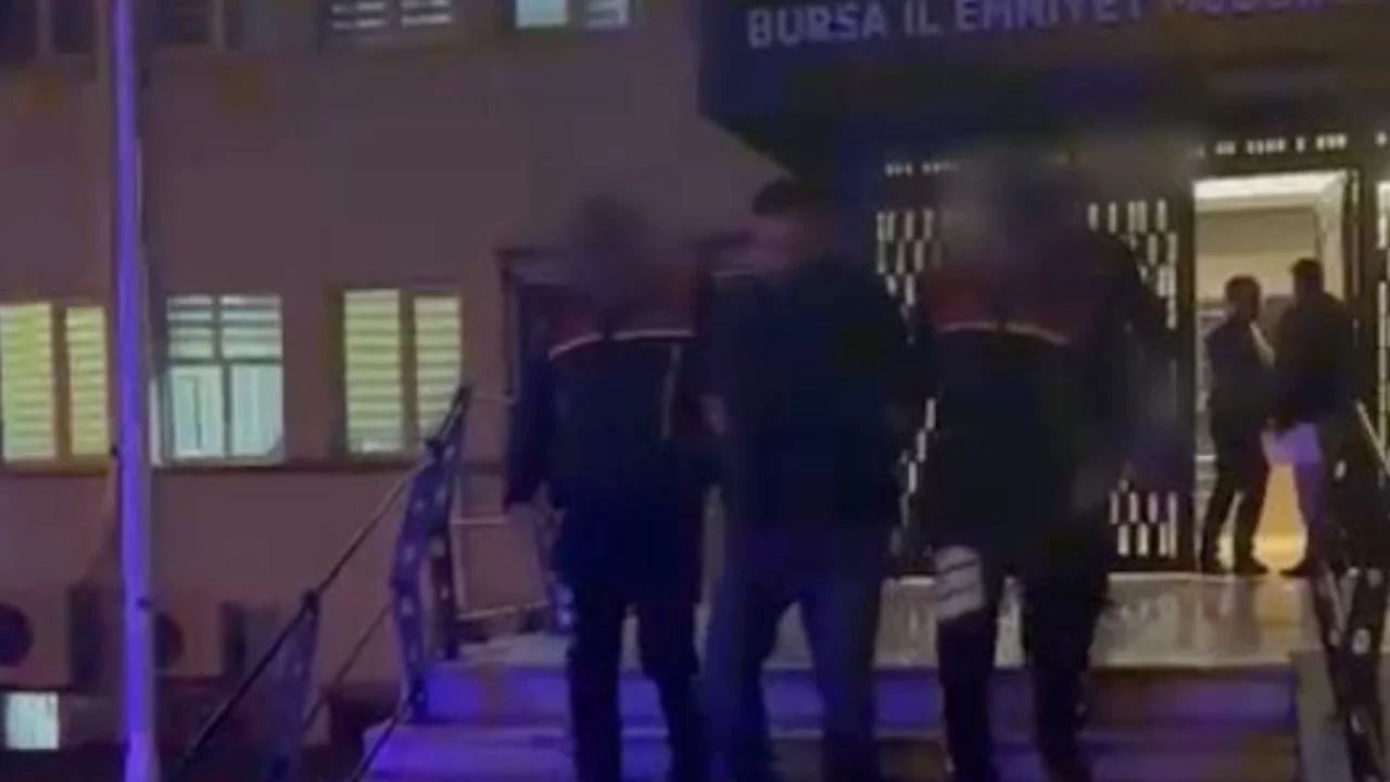 Bursa'da 'dur' ihtarına uymadı, evinden uyuşturucu ve silah çıktı