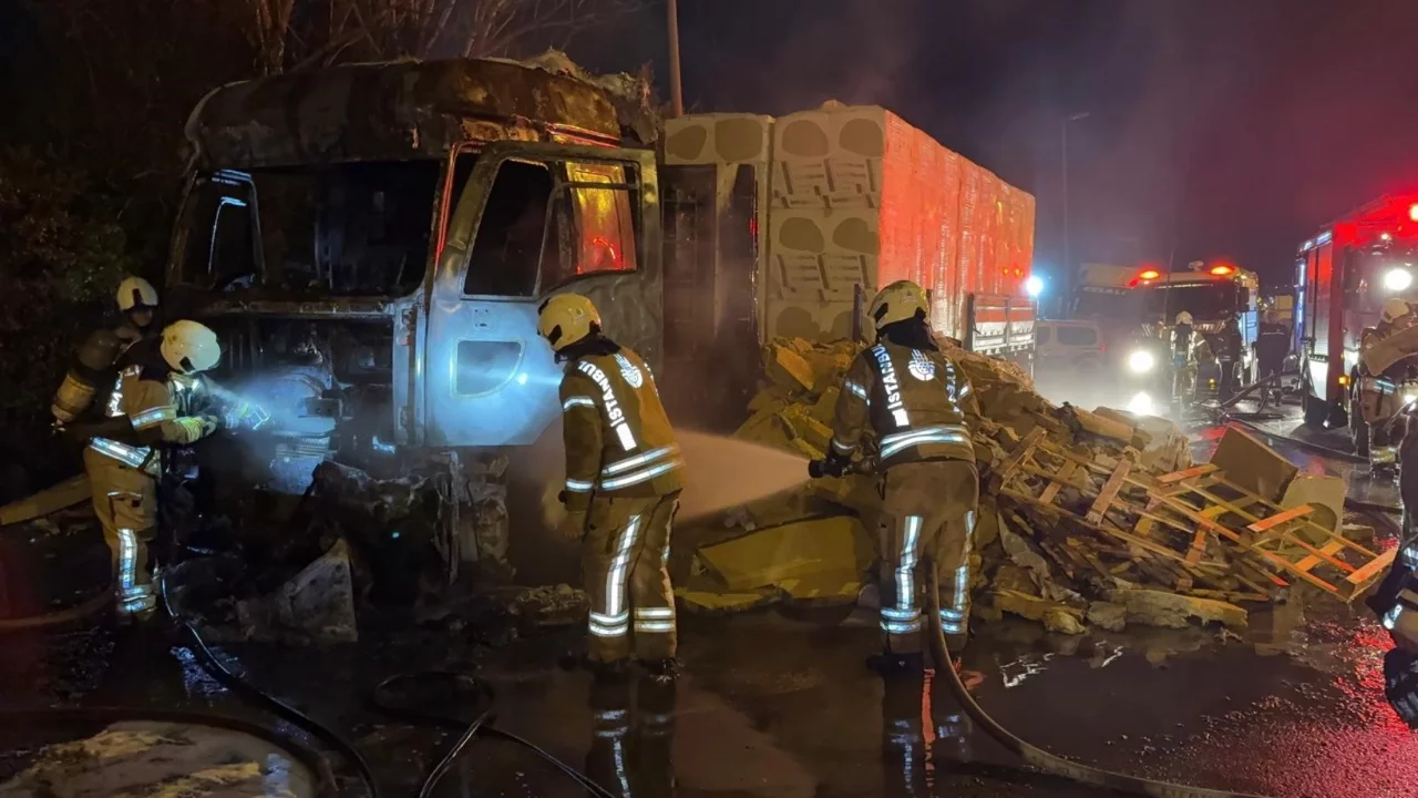 İstanbul'da korkutan tır yangını