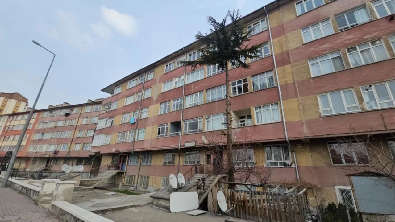 5'nci kattaki evinin penceresinden atlayan bir kişi yaşamını yitirdi