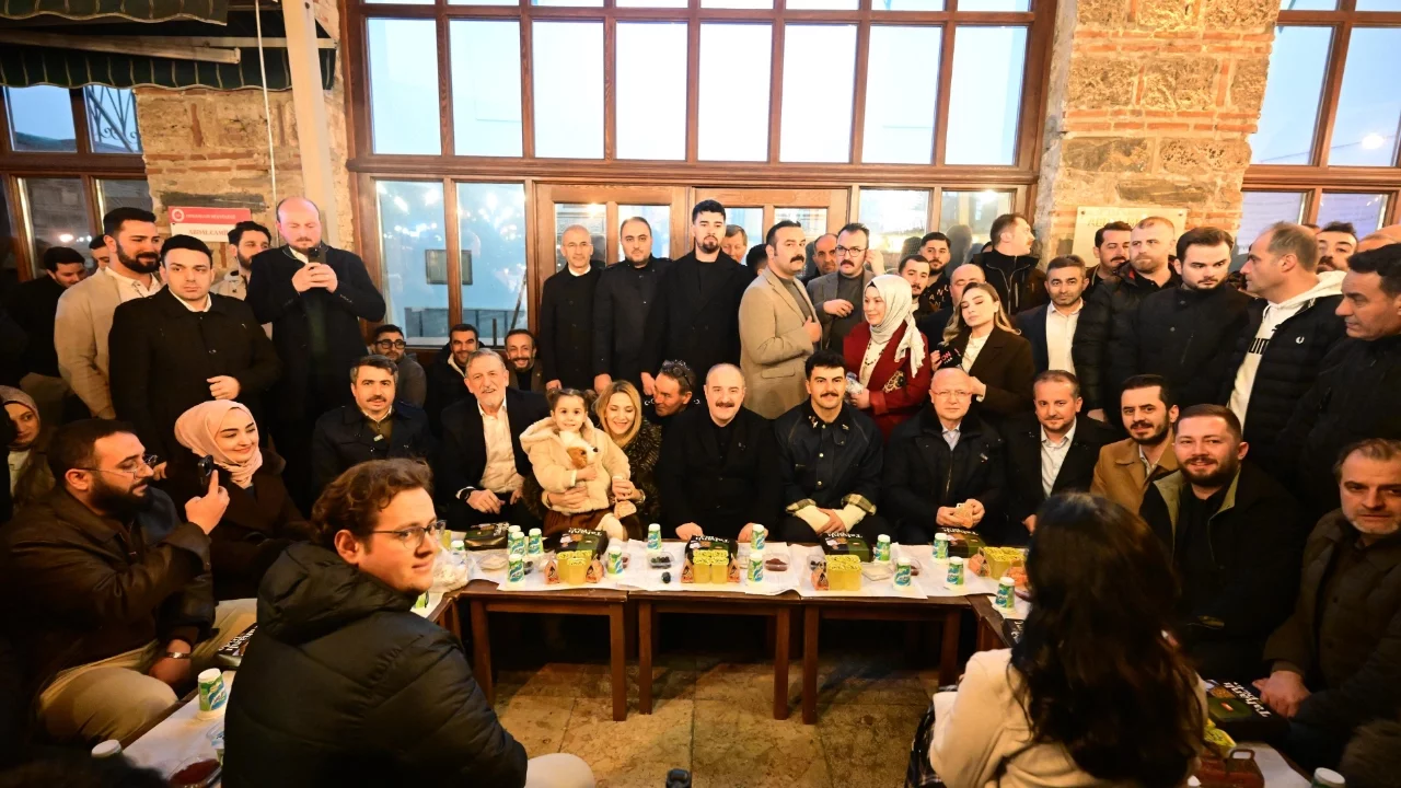 Bursa'da Tarihi Abdal Meydanı'nda binler sahur sofrasında buluştu