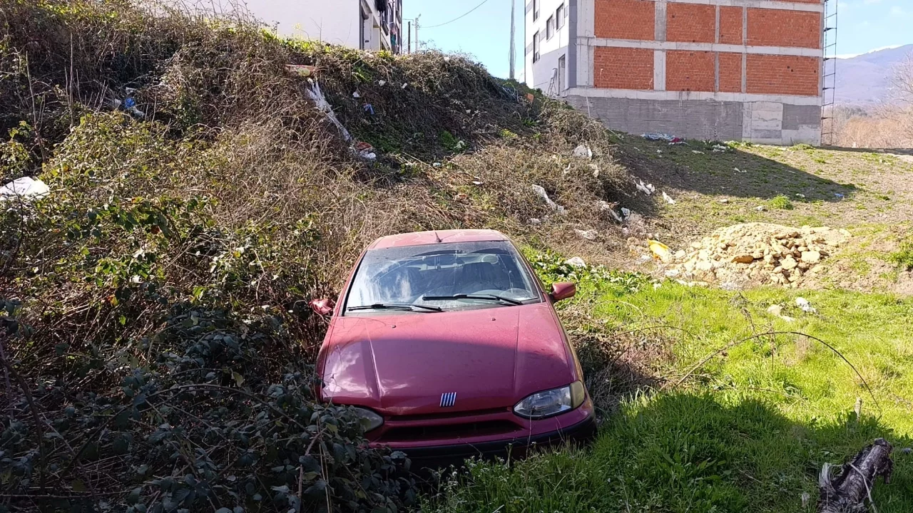 Bursa'da freni boşalan otomobil şarampole uçtu! Baba ve oğlu yaralandı