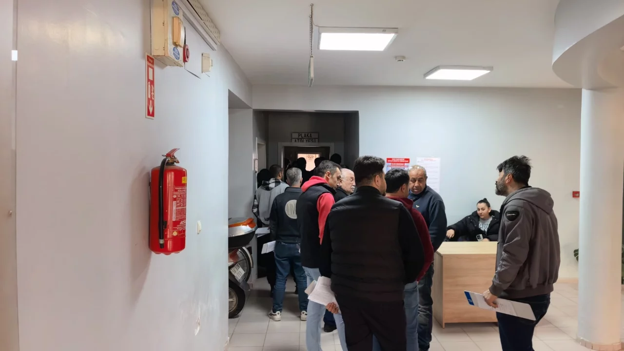 Bursa'da APP plaka kuyruğu: "Sanki bedava plaka dağıtıyoruz"