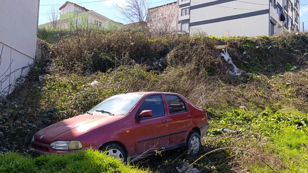 Bursa'da otomobil şarampole devrildi: Baba ile oğlu yaralandı