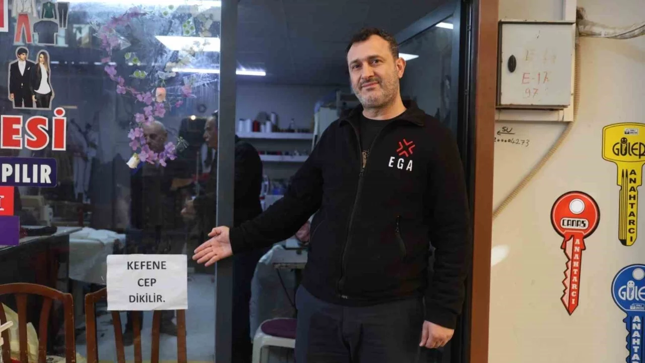 Pazarlıktan ve cimrilikten bıktı, 'Kefene cep dikilir' yazısını dükkanına astı