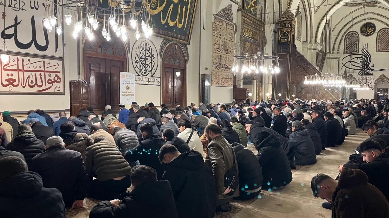 Bursa Ulu Cami'de sabah namazı yoğunluğu