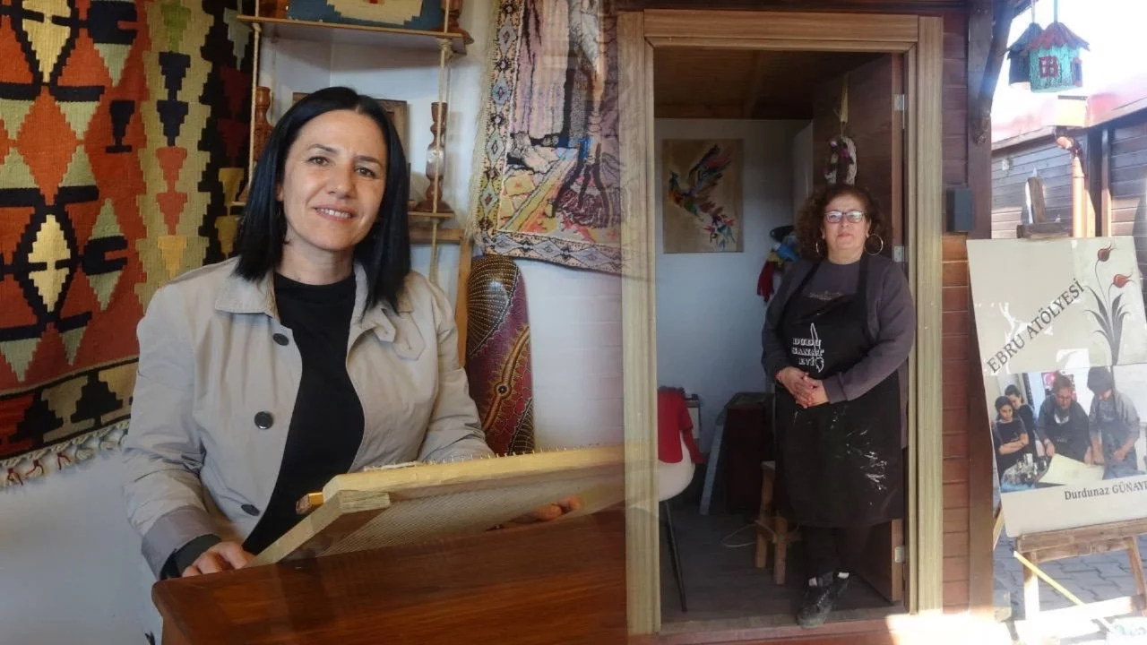 Depremde iş yerleri ve evlerini kaybeden afetzede kadınlar, zanaatlarını kültür sanat çarşısında ...