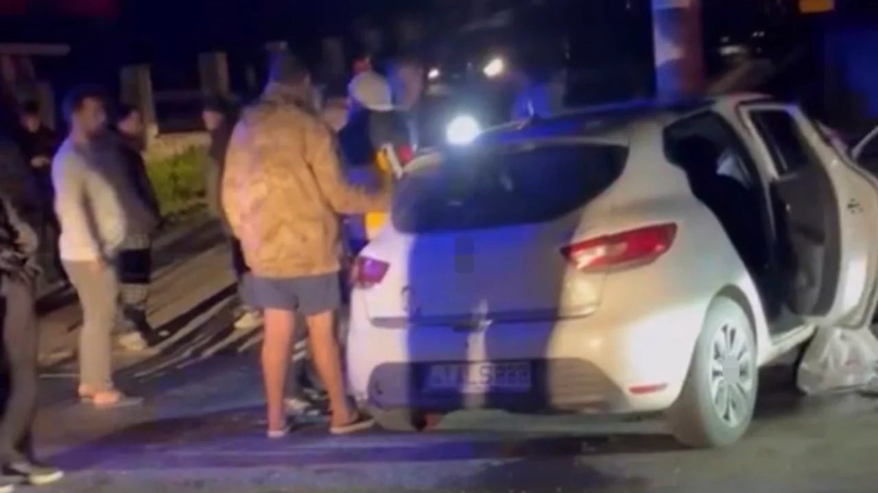 Kocaeli'de kavşakta otomobiller çarpıştı: 4 yaralı