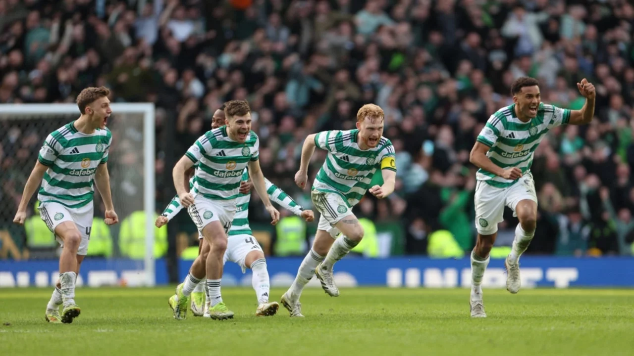Celtic, Rangers'ı eleyince taraftar sahaya indi