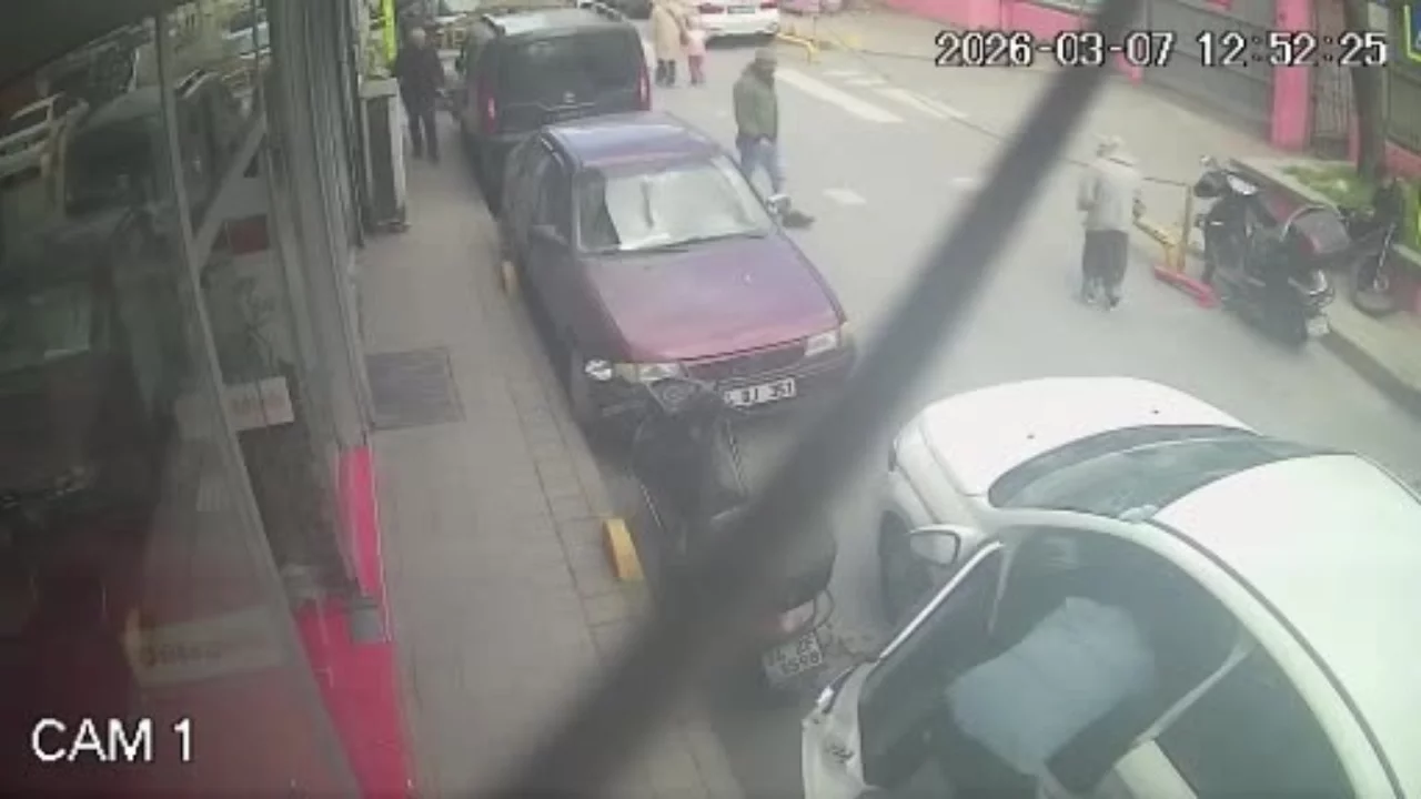 Yaşlı kadın, geri manevra yapan minibüsün altında kaldı