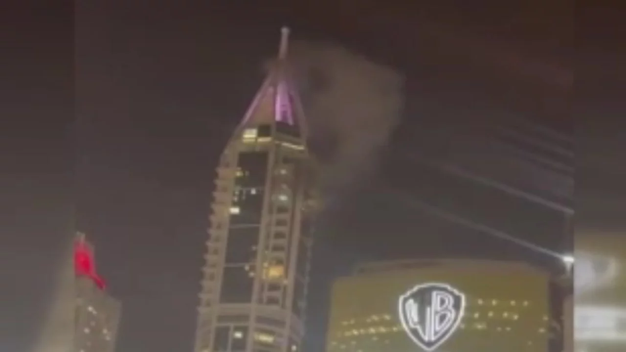 Dubai'de İHA'nın parçaları gökdelene ve araçlara düştü