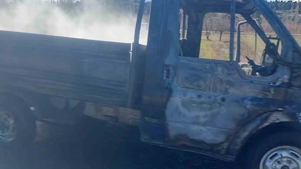 Konya'da seyir halindeki kamyonet alev alev yandı