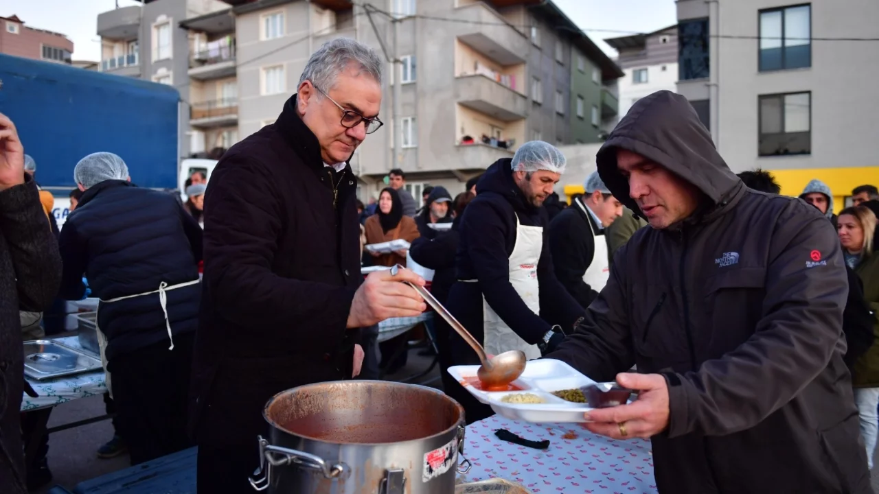 Bursa'da Ramazan bereketi Geçit Nahallesi'nde aynı sofrada paylaşıldı