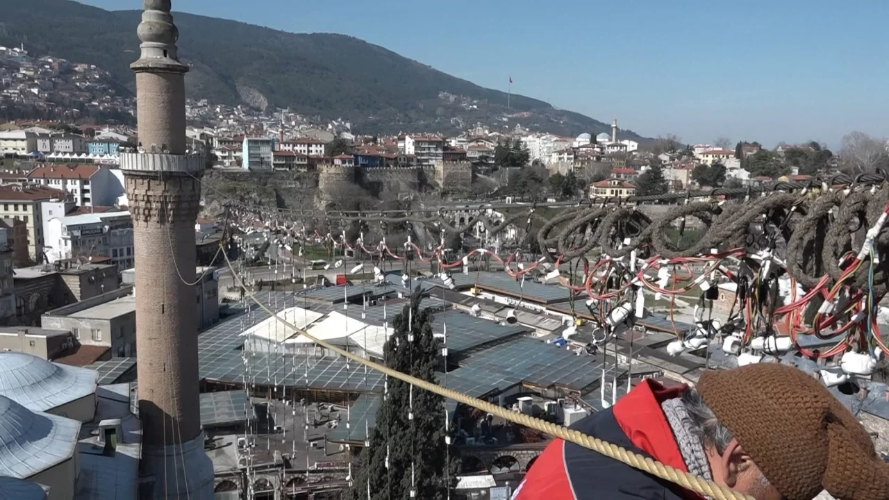 Bursa Ulu Cami'nin mahyası yenilendi