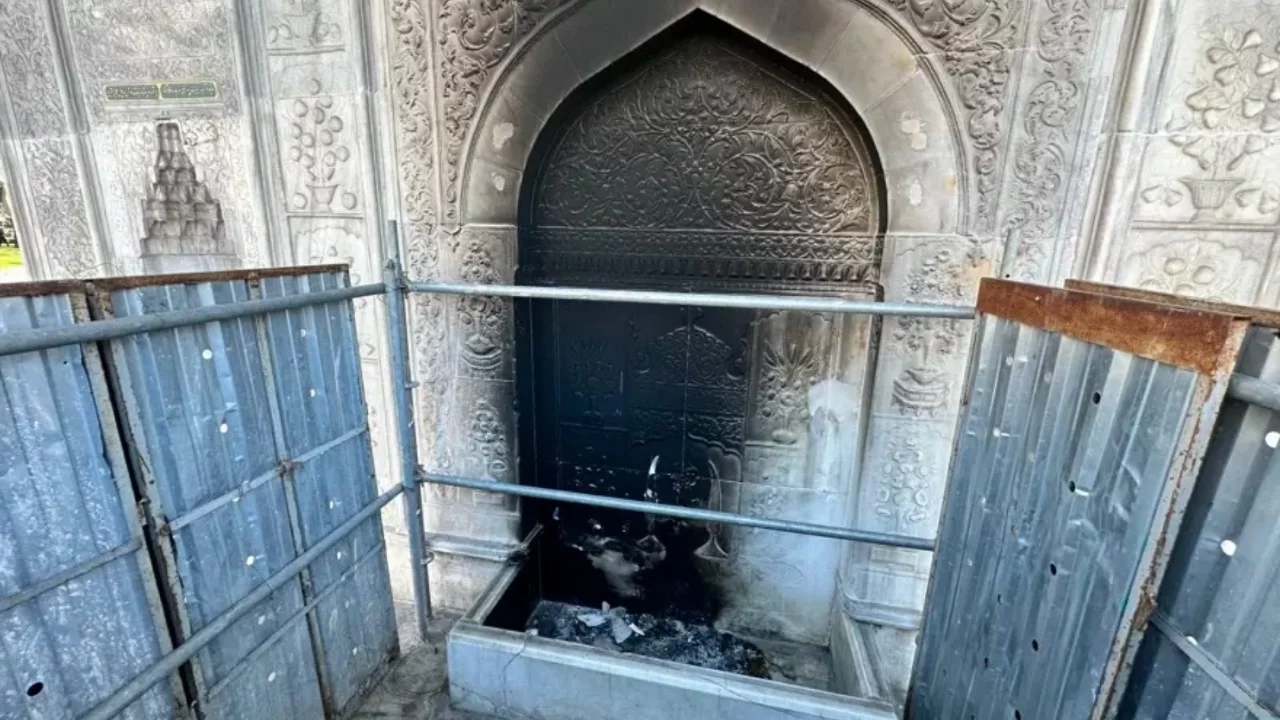 İstanbul'un 300 yıllık tarihi mirası Tophane Çeşmesi yakılarak tahrip edildi