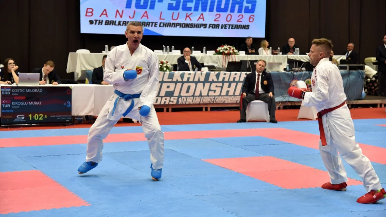 Bursa'da okul müdürü Balkan Karate Şampiyonasında iki dalda altın madalya elde etti