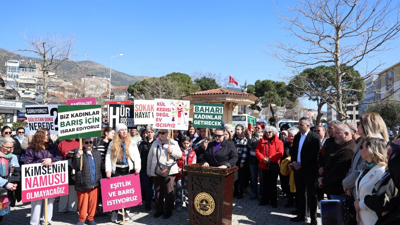 Gemlik'te 8 Mart'ta kadınlar dayanışma için bir araya geldi