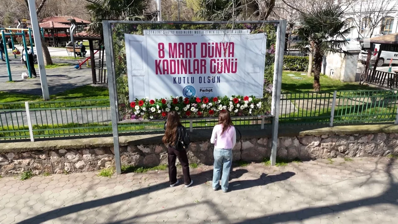 Kestel'de kadınlar için bilboardların altına çiçek bırakıldı