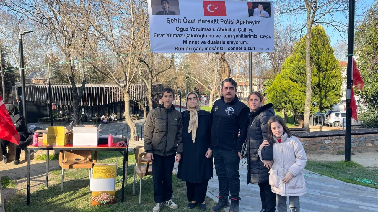 Bursa'da şehitler için mevlit şekeri dağıttı